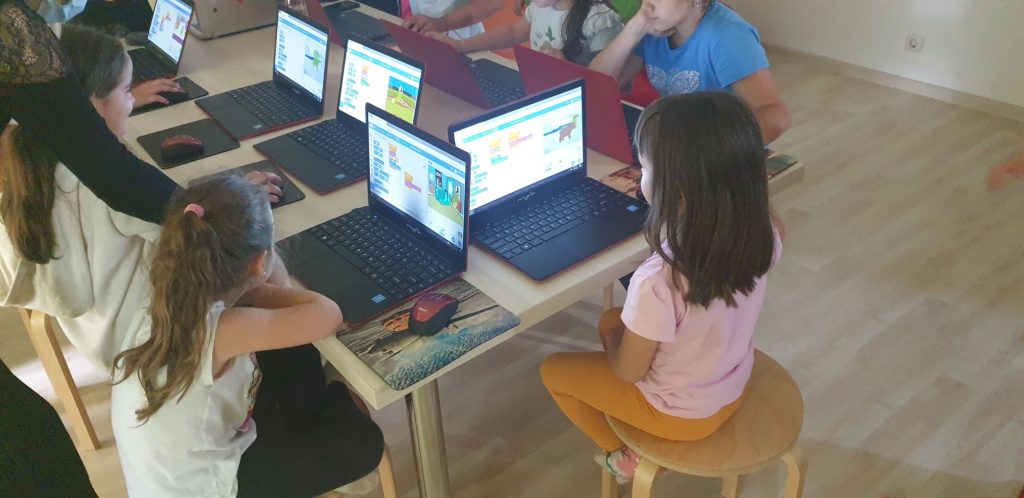 IOTESA Kids ofera o lectie demonstrativa de programare pentru copii la sediul colegilor nostri de la Das Kindernest Afterschool Giroc 3