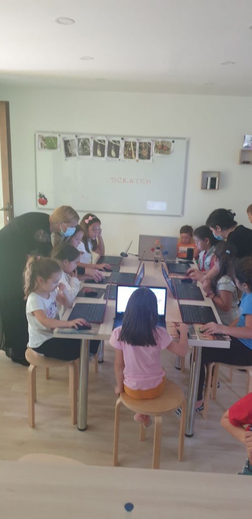 IOTESA Kids ofera o lectie demonstrativa de programare pentru copii la sediul colegilor nostri de la Das Kindernest Afterschool Giroc 2
