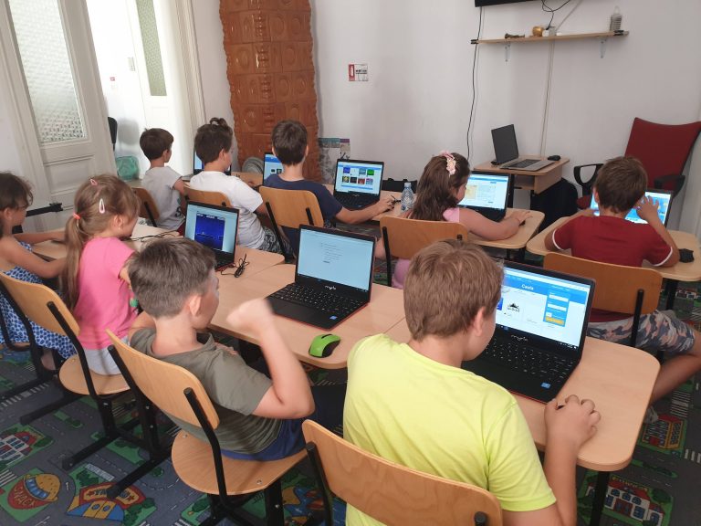 Curs de programare pentru copii IOTESA Kids la Fritzi Afterschool Timișoara - Joaca de-a îmbrăcatul1