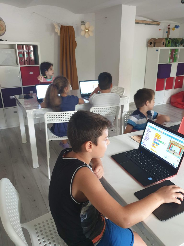 Cursul de programare cu Iotesa Kids la Afterschool Exploratorii Cunoașterii Timișoara - Săptămâna artelor spectacolului1