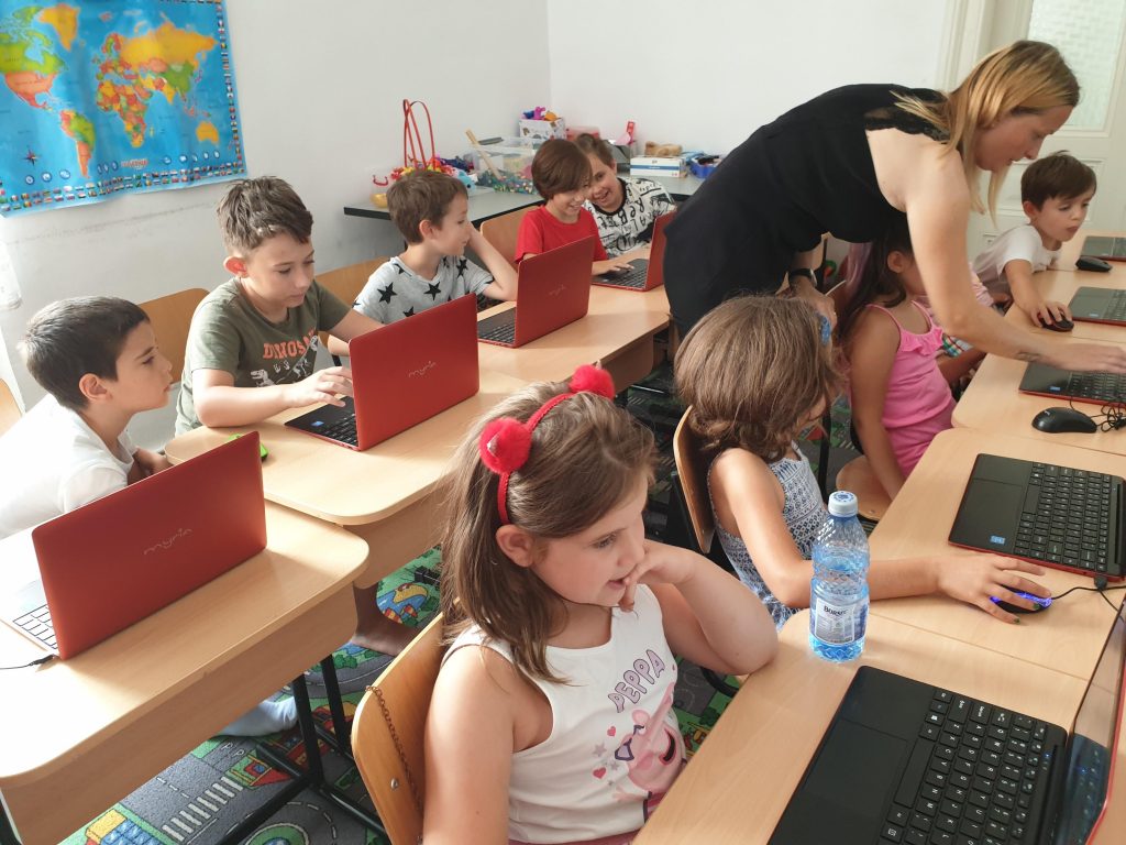 Cursul de programare cu Iotesa Kids la Fritzi After School Timișoara - joaca de-a îmbrăcatul partea 21