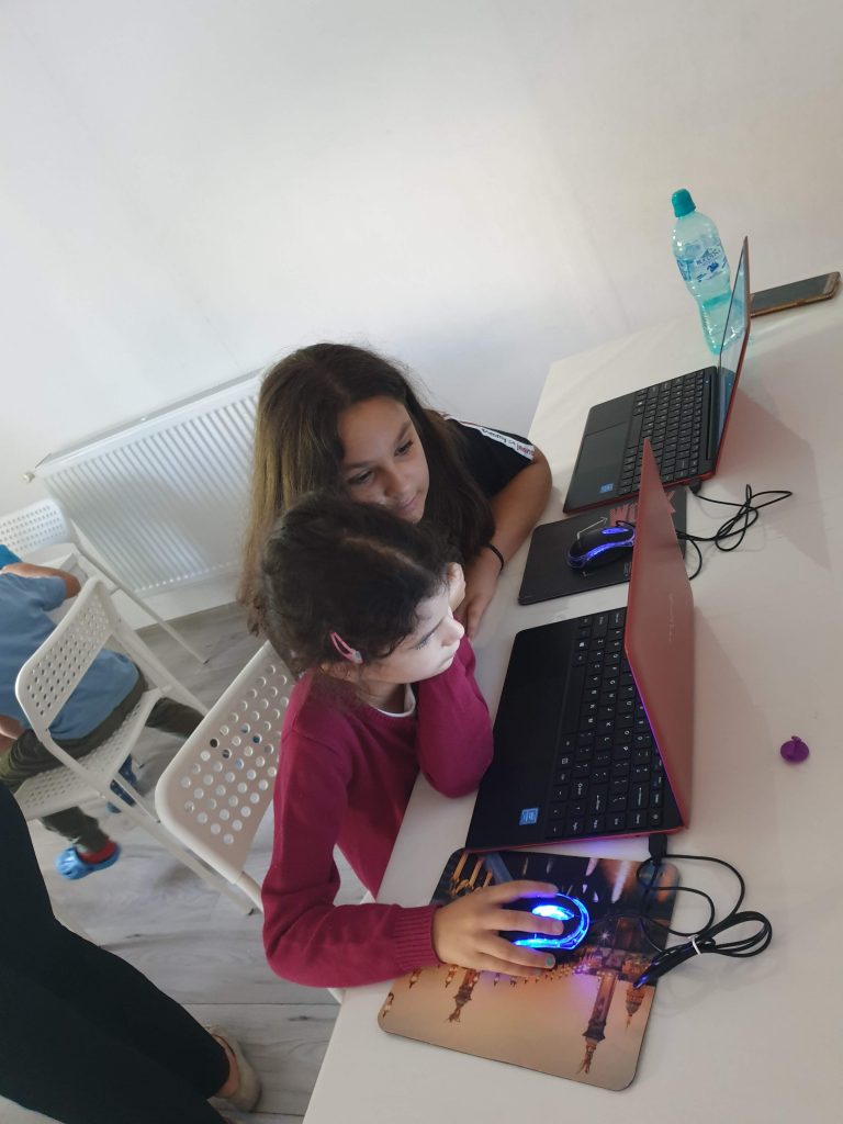 Curs de programare cu Iotesa Kids la Afterschool Exploratorii Cunoașterii Timișoara - Educație Financiară1